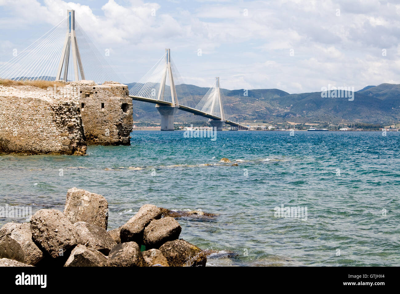 El puente que une el Peloponeso y Grecia continental Foto de stock