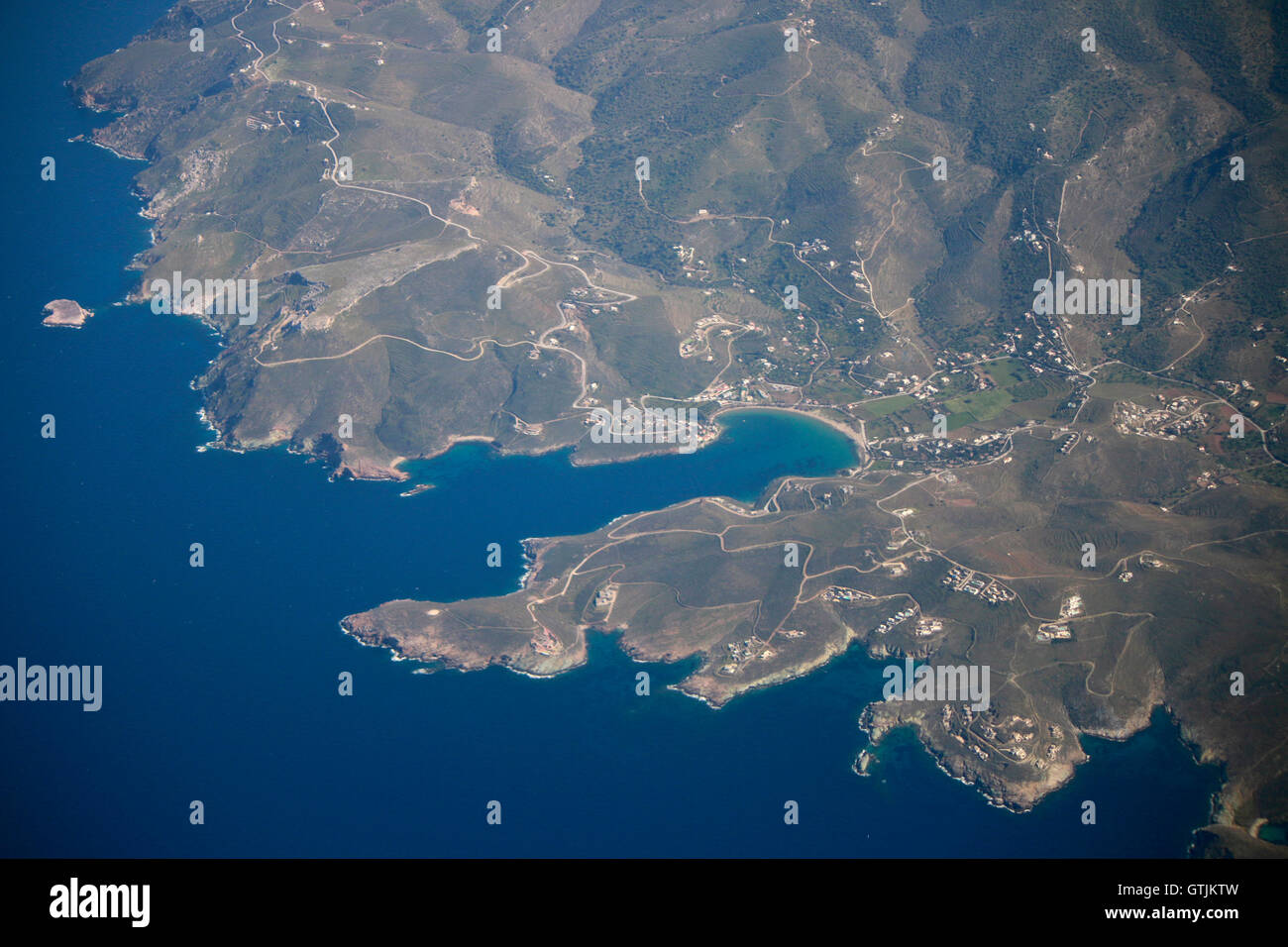 Flugzeug Aus einem Blick auf eine griechische Kuestenlandschaft. Foto de stock