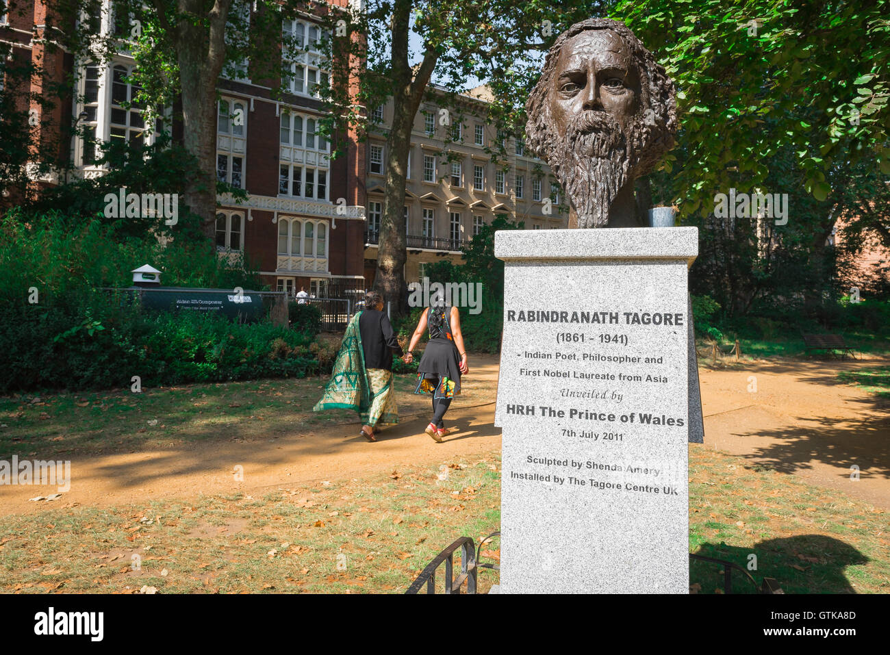 Gordon Square de Londres, una madre y su hija pasar la estatua de Rabindranath Tagore en Gordon Square, Bloomsbury, Reino Unido. Foto de stock
