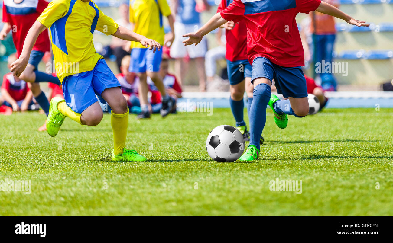El fútbol juvenil de fútbol. Niños jugando el juego de fútbol en