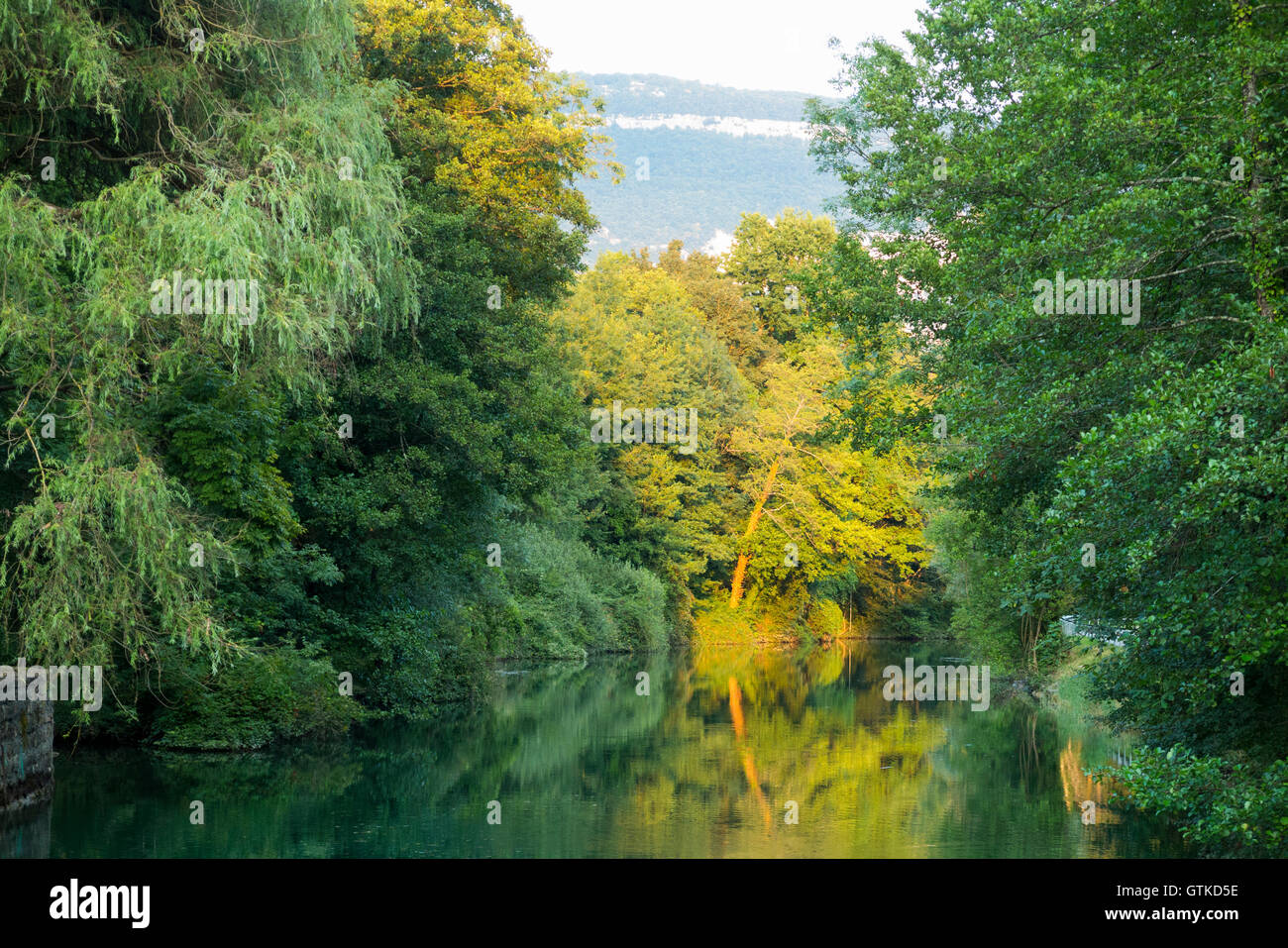 El canal de Savières a finales de agosto / verano / principios de otoño. Es un canal en el sudeste de Francia; se une a Lac du Bourget a R. Rhône Foto de stock