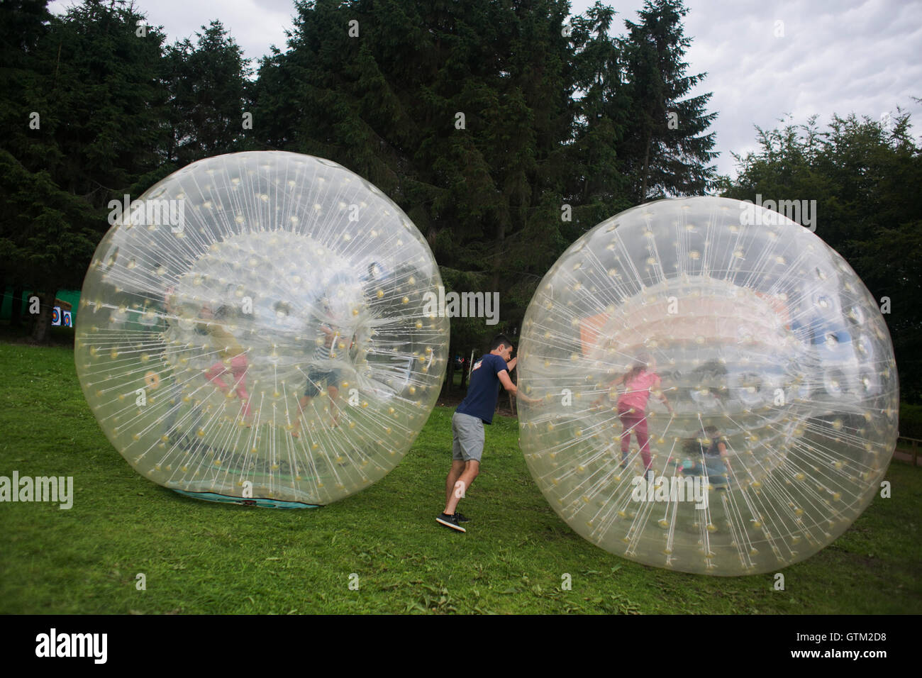 Los niños juegan y rebote en zorb, inflateable bolas gigantes en Escocia,  29 de julio de 2016 Fotografía de stock - Alamy