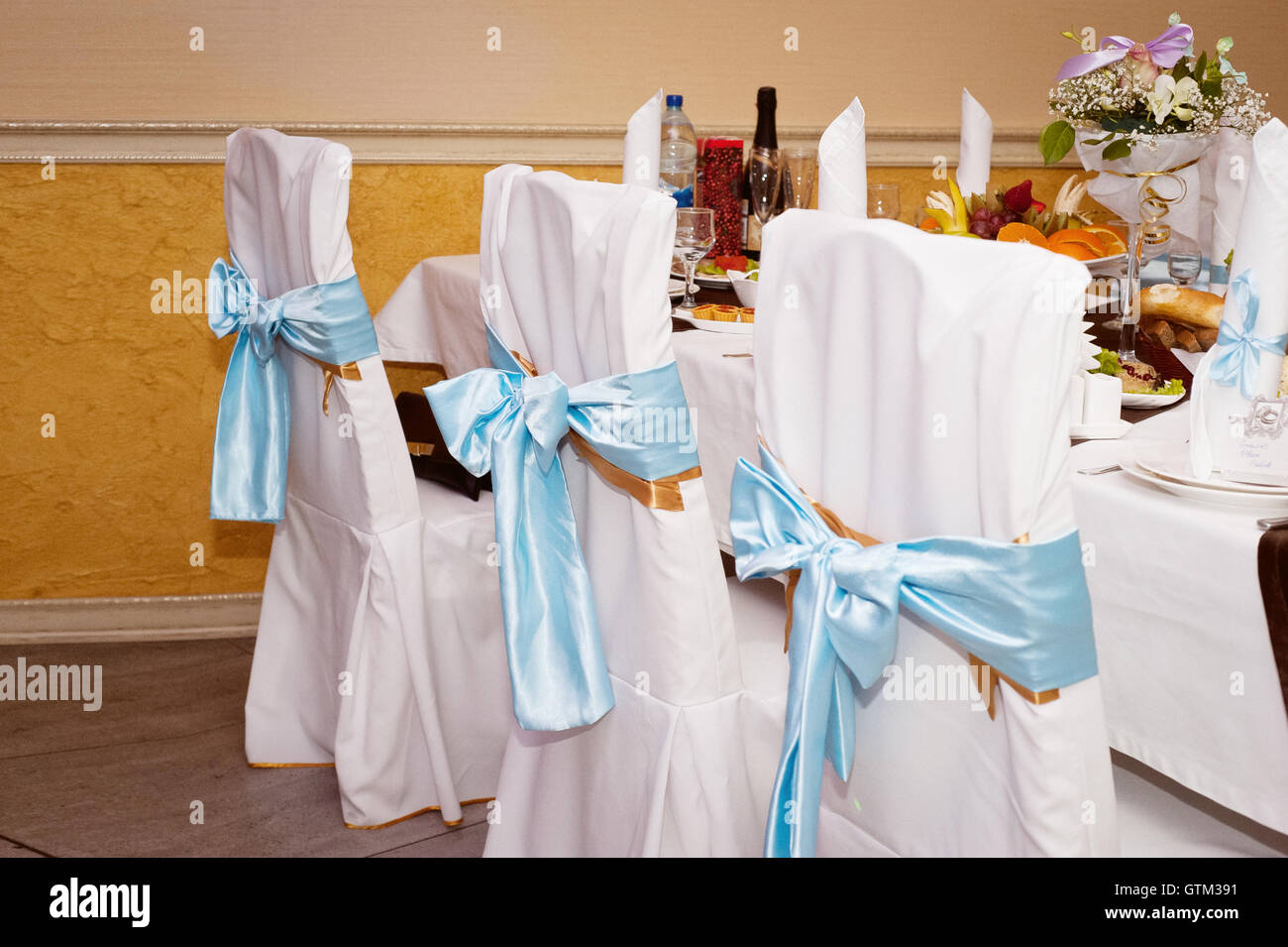 Salón de bodas decoración. Sillas en una caja blanca con cintas azules  Fotografía de stock - Alamy