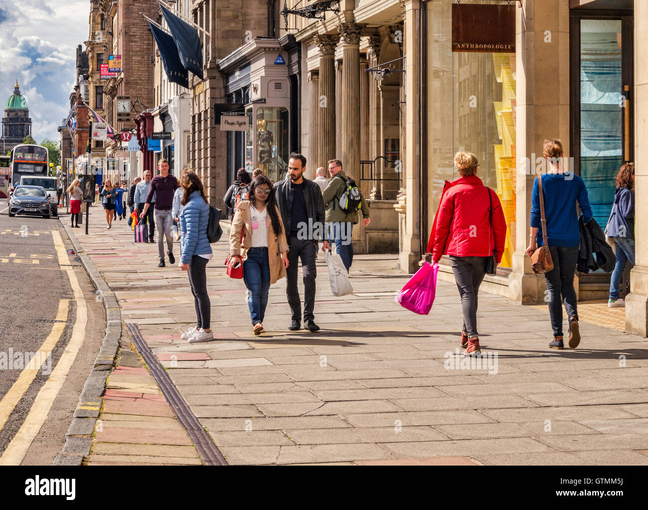 Los compradores en George Street, Edimburgo, Escocia, Reino Unido Foto de stock