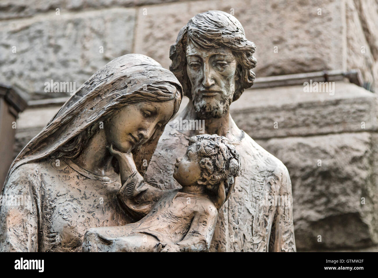 La escultura de la Sagrada Familia por una iglesia Fotografía de stock