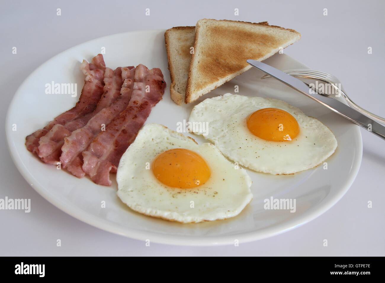 Desayuno con huevos, bacon, tostadas Foto de stock