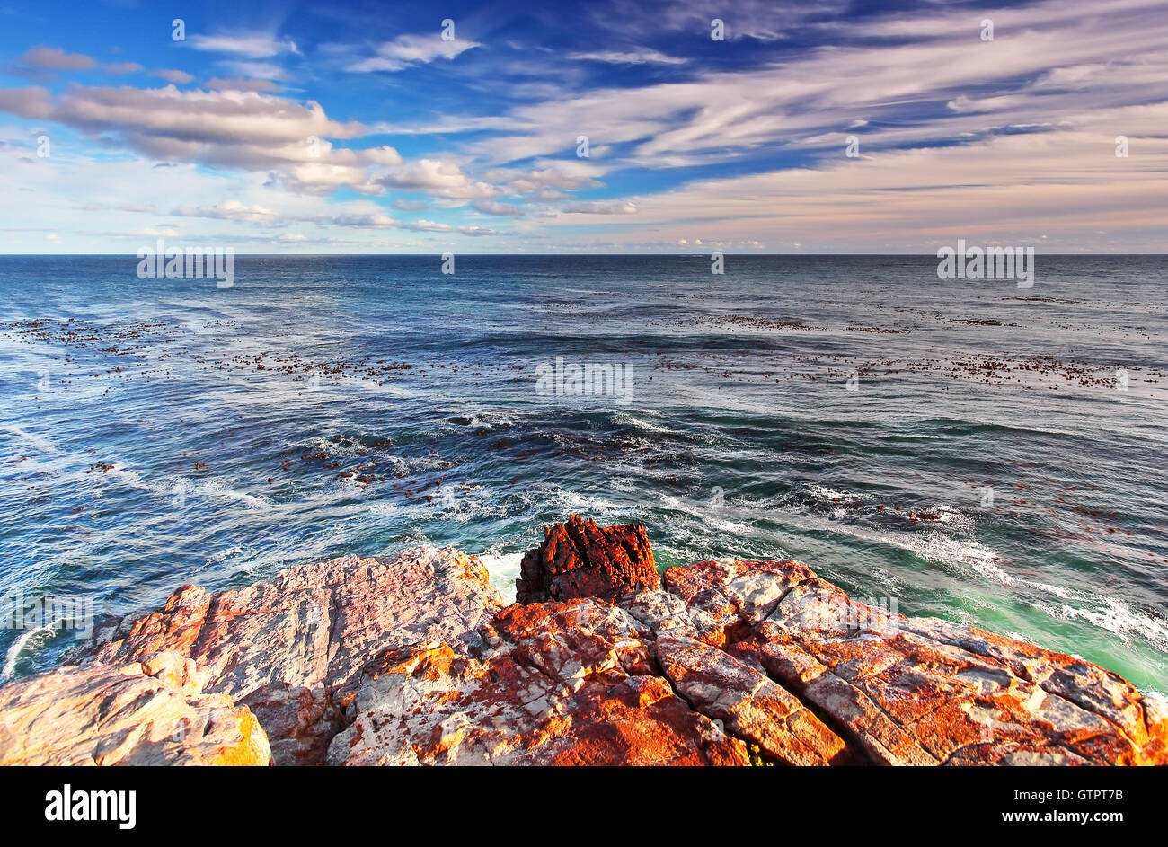 Paisaje rocoso en la costa atlántica de la Península del Cabo, el punto más al sur-oeste del continente africano, el Cabo de Buena Foto de stock