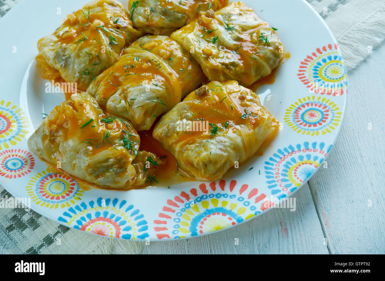 El repollo Tolma estilo georgiano- platos de verduras rellenas Fotografía  de stock - Alamy