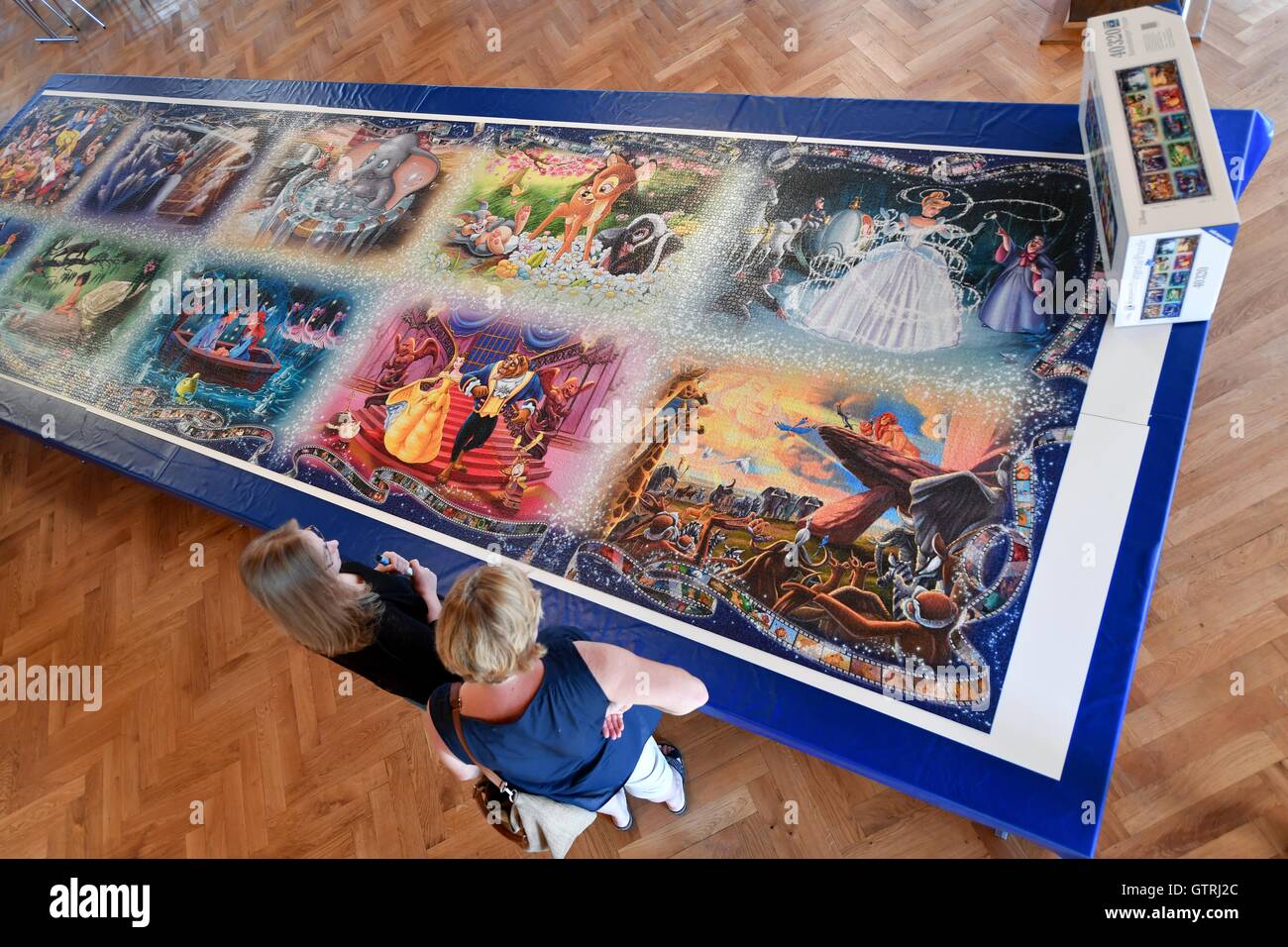 Ravensburg, Alemania. 10 Sep, 2016. Dos visitantes mire el puzzle de la  serie más grande del mundo, que casi se ha completado dentro de siete  horas, en el histórico Schworsaal en Ravensburg,