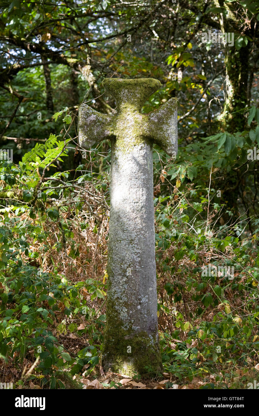 Cruz de piedra antigua en la campiña francesa. Foto de stock
