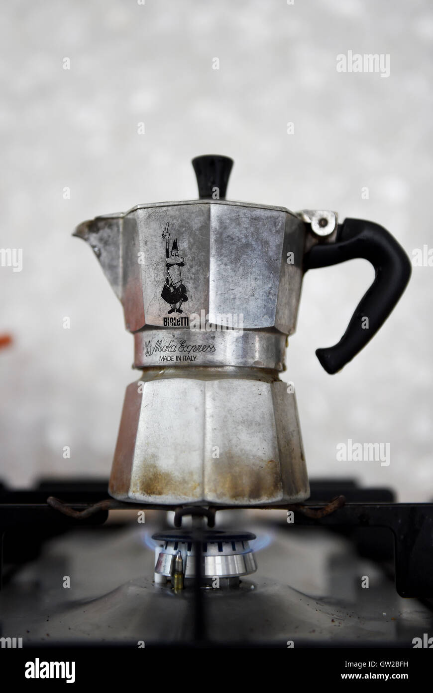 Bialetti Moka Express estufa cafetera expreso en cocina de gas haciendo  jarra de café Fotografía de stock - Alamy