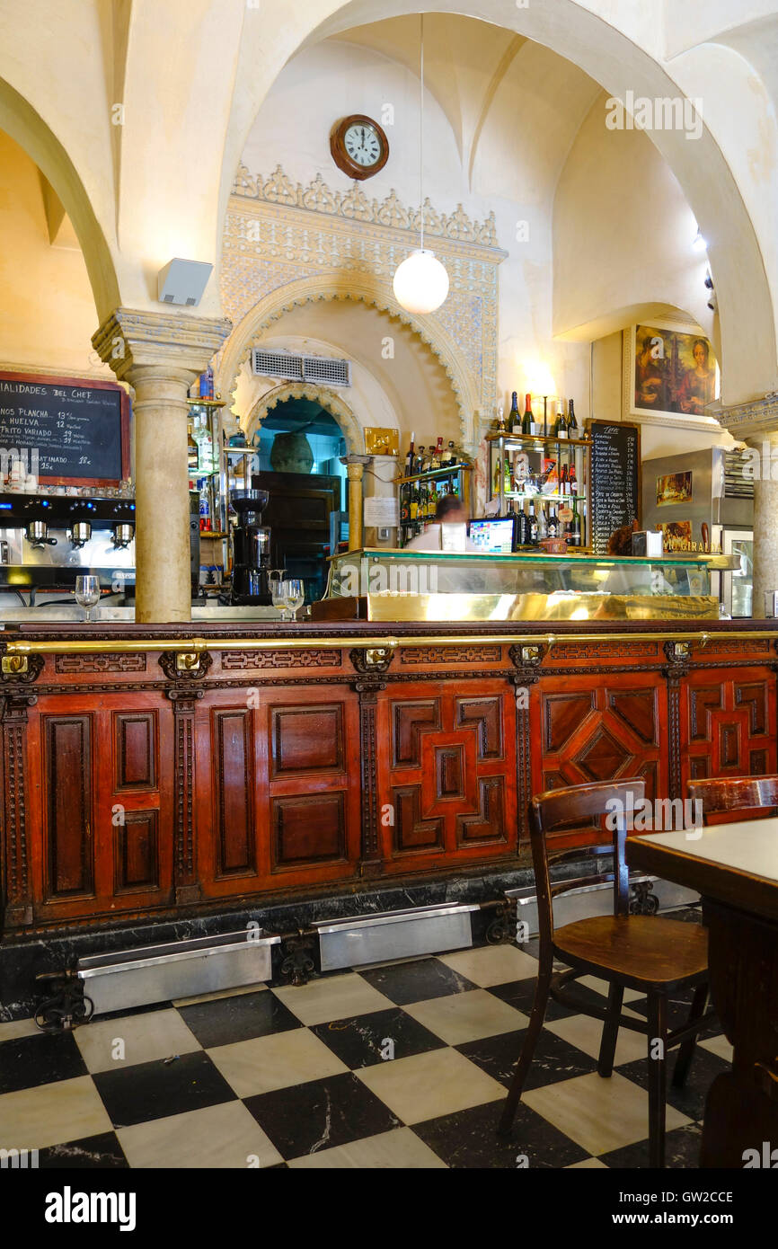 Interior de la cervecería La Giralda, bar restaurante, cerca de la Giralda, Sevilla, Andalucía, España. Foto de stock