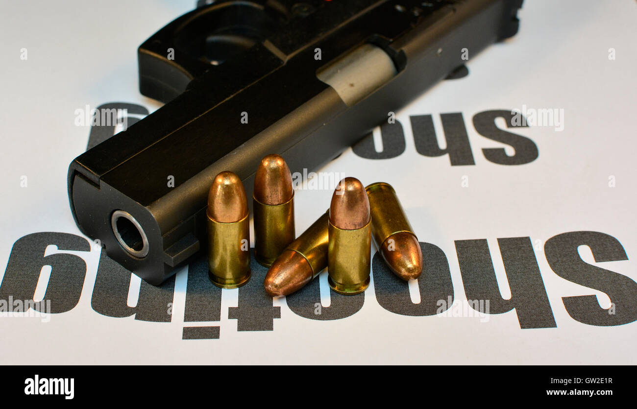 Concepto de disparo del delito. Pistola con balas de pistola, crimen violento asalto. Disparar. Foto de stock