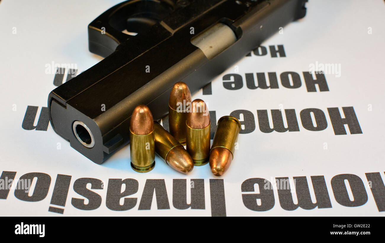Delito invasión domiciliaria PISTOLA pistola con balas, crimen violento asalto. Disparar. Foto de stock