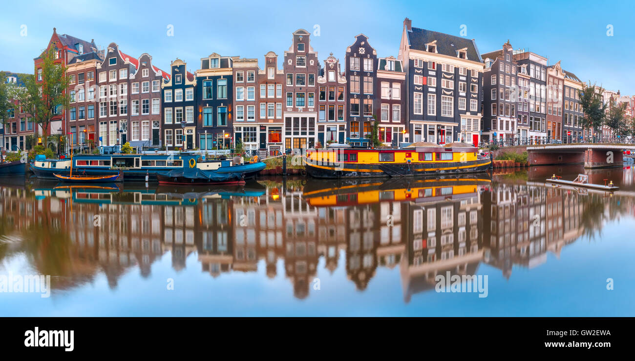 Amsterdam canal Singel con casas holandesas Foto de stock