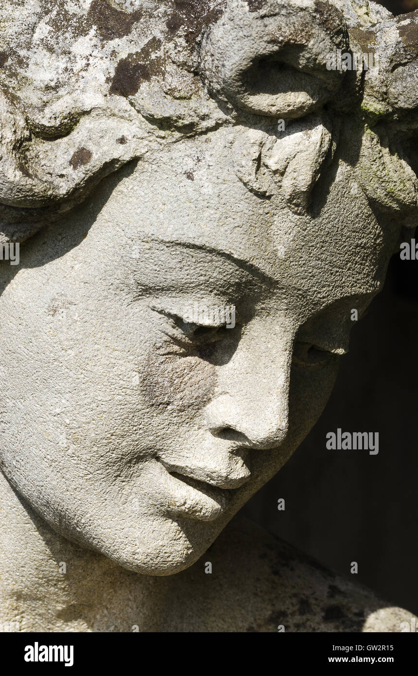 La antigua estatua y cara de Deméter, la diosa de la cosecha, la agricultura, la naturaleza y las estaciones en la religión y la mitología griega. Foto de stock