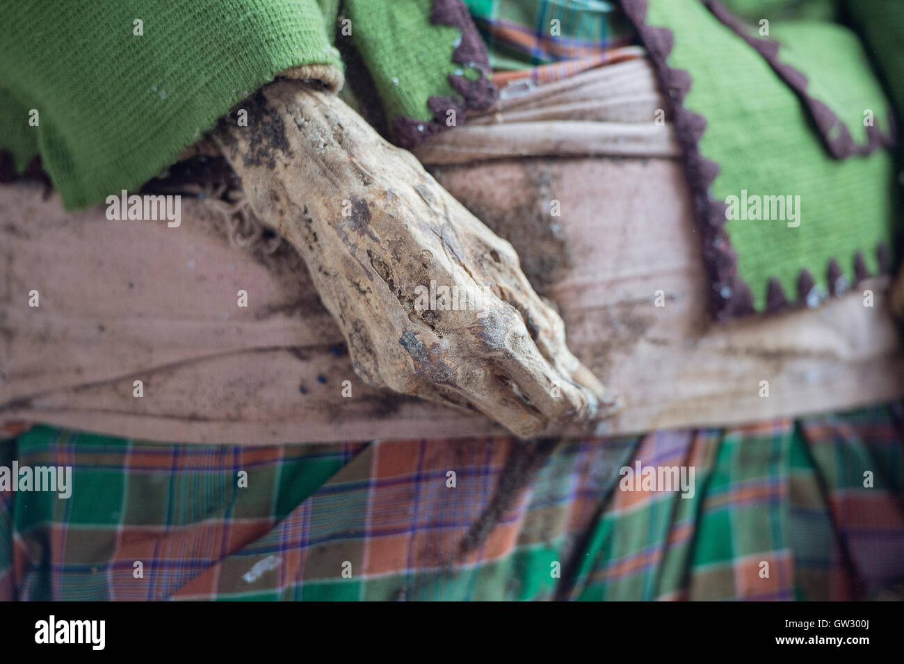 El cuerpo muerto a tiros por los familiares para limpiar sus cadáveres durante el Ma'nenen rituales en el norte de Toraja, Indonesia. Foto de stock