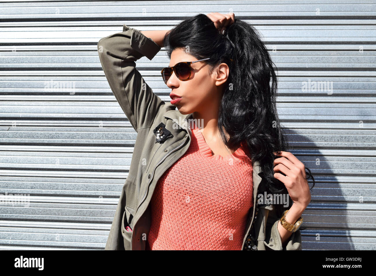 Joven Mujer latina posando al aire libre. Moda y ropa urbana Fotografía de  stock - Alamy