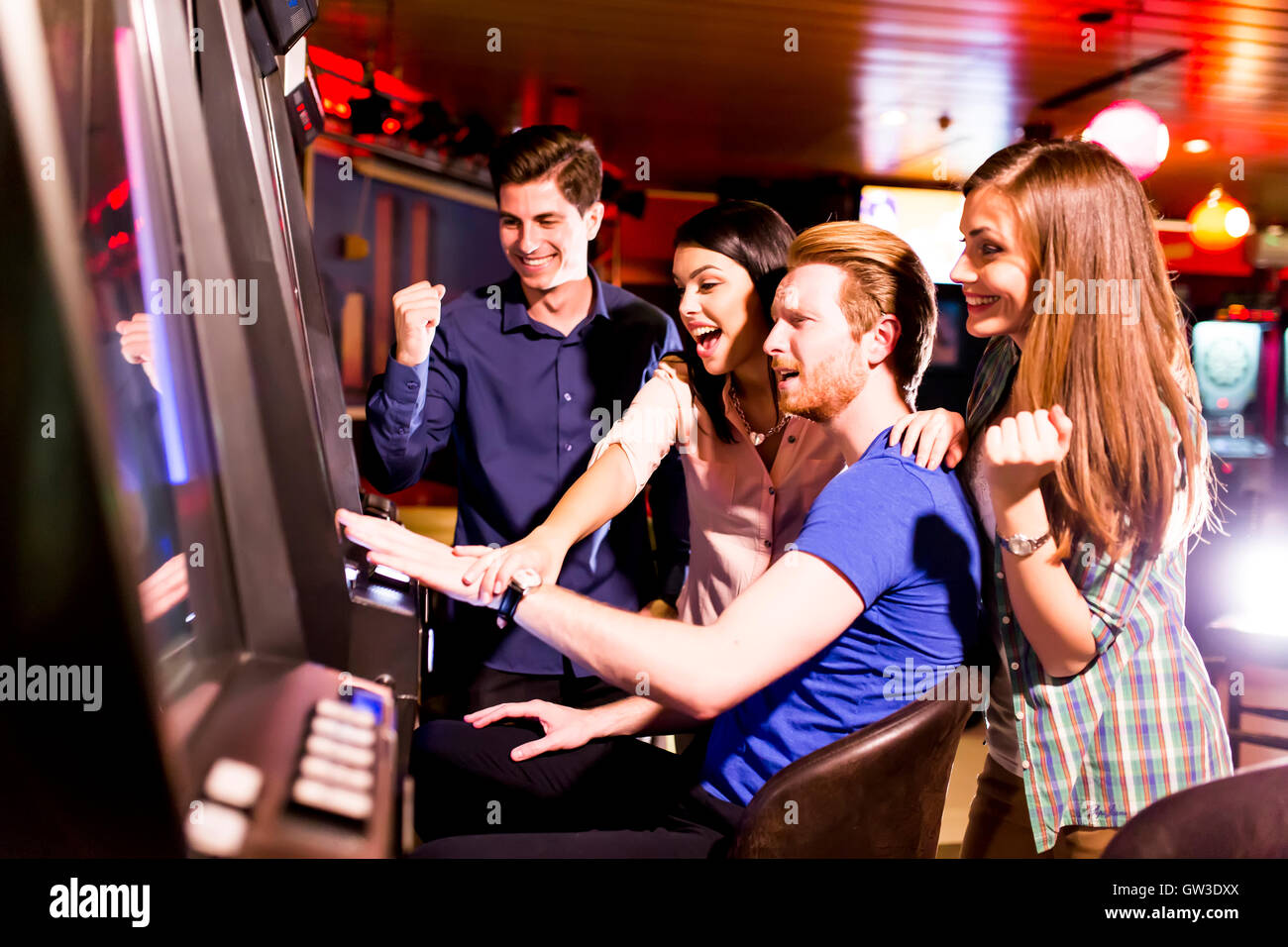Los jóvenes jugar jackpot en el casino. Foto de stock