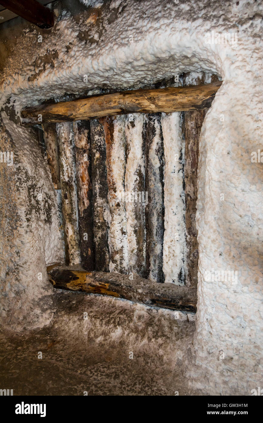 Mina de sal subterránea en turda ,popular atracción para muchos turistas, Transilvania, Rumania. Foto de stock