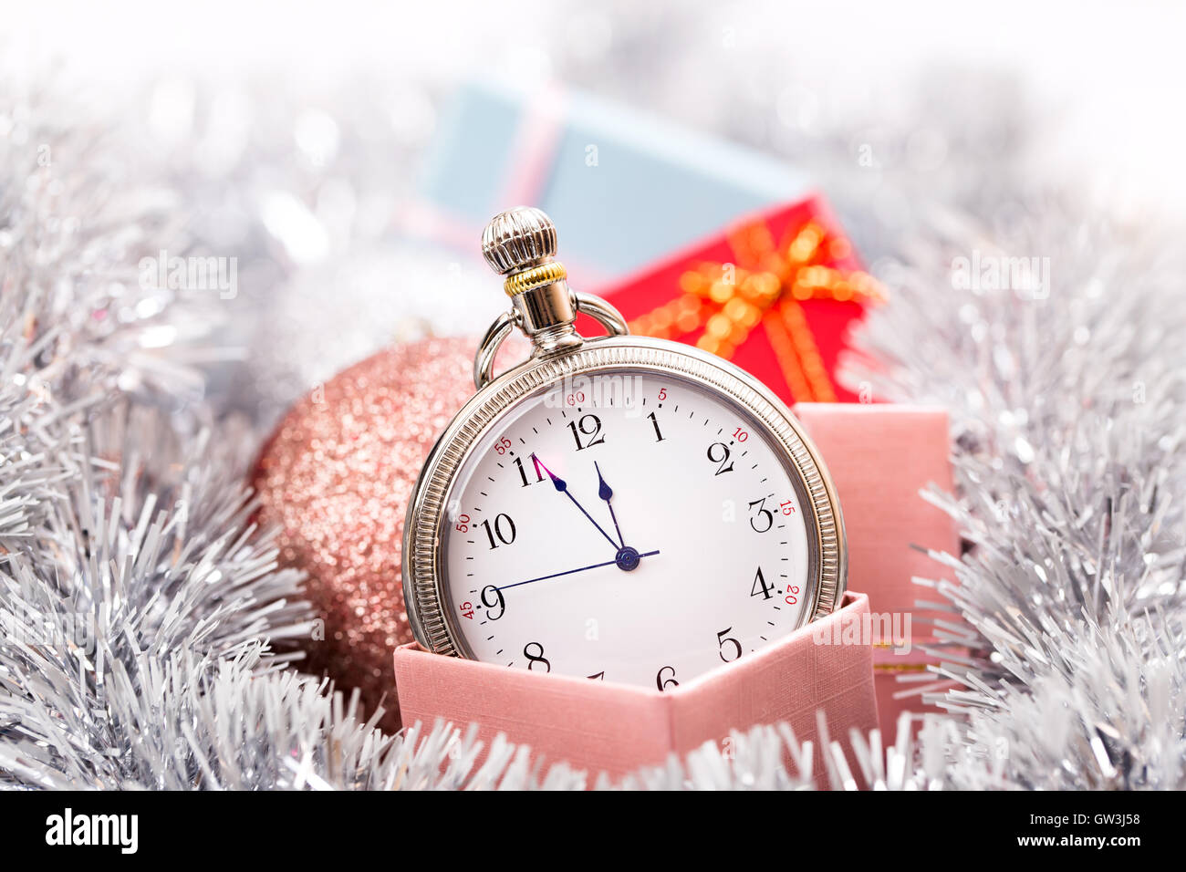 Concepto De Nuevo Año 2018 De Radio Reloj Nuevo Año Y Feliz Navidad 2018  Foto de archivo - Imagen de recordatorio, perezoso: 190384314
