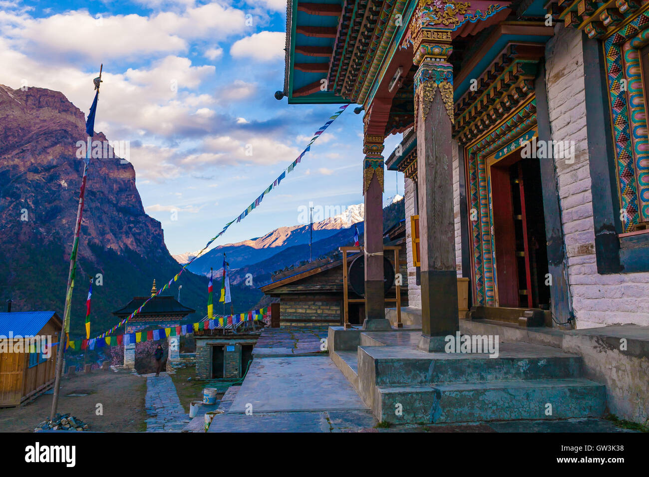 Monasterio de oración tibetanos budistas Village.Montañas del Himalaya. La foto en horizontal. Nadie la imagen. Senderismo actividad deportiva. Foto de stock