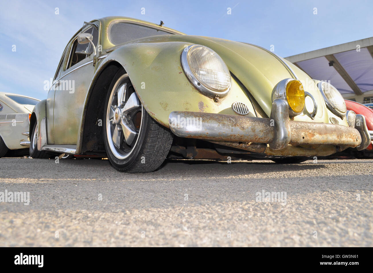 Volkswagen Beetle bajó o se «golpeó» al suelo y se le ha dado el estilo de VW «mirada a la rata». Foto de stock