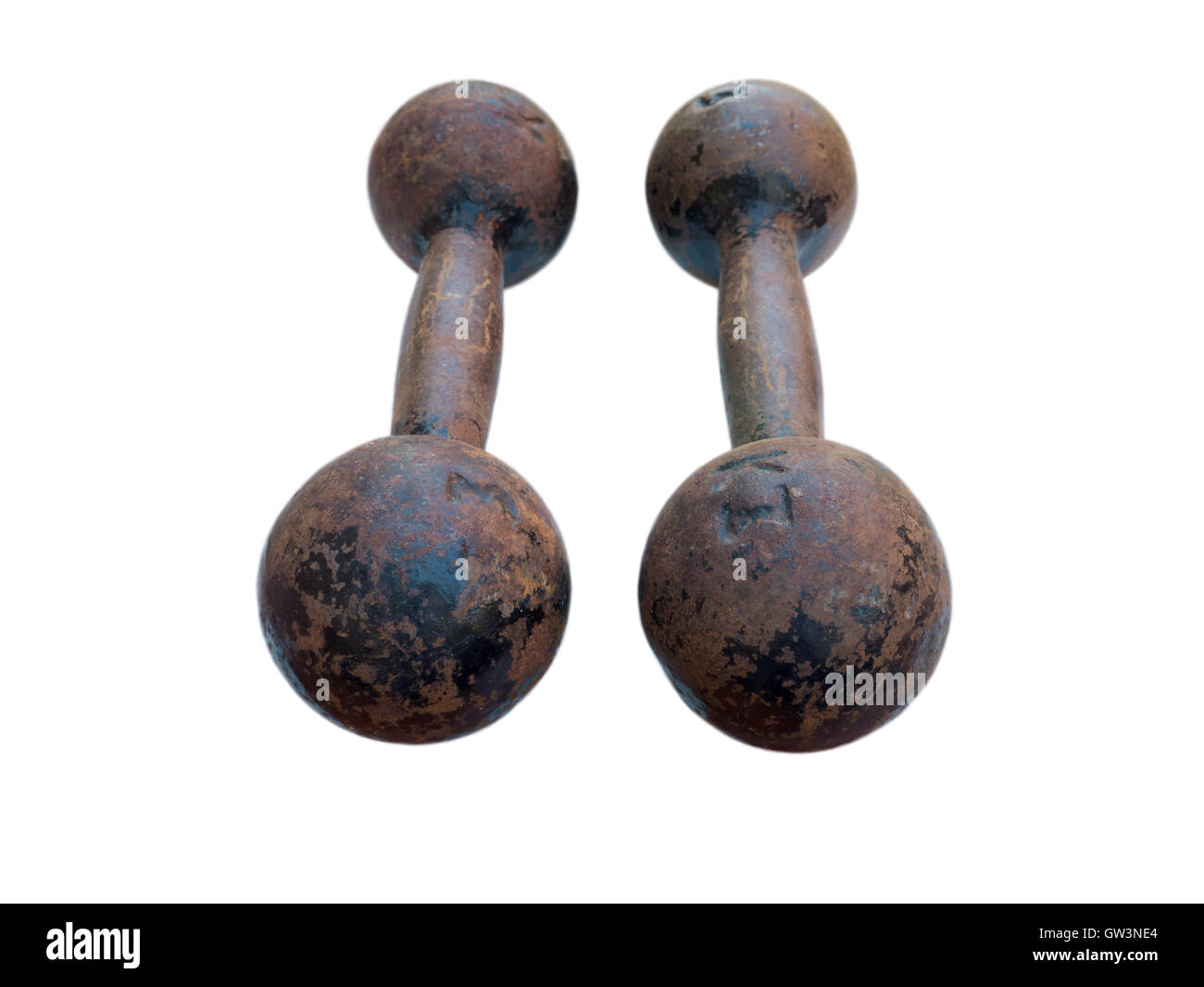Dos antiguas pesas de hierro aislado en blanco Foto de stock