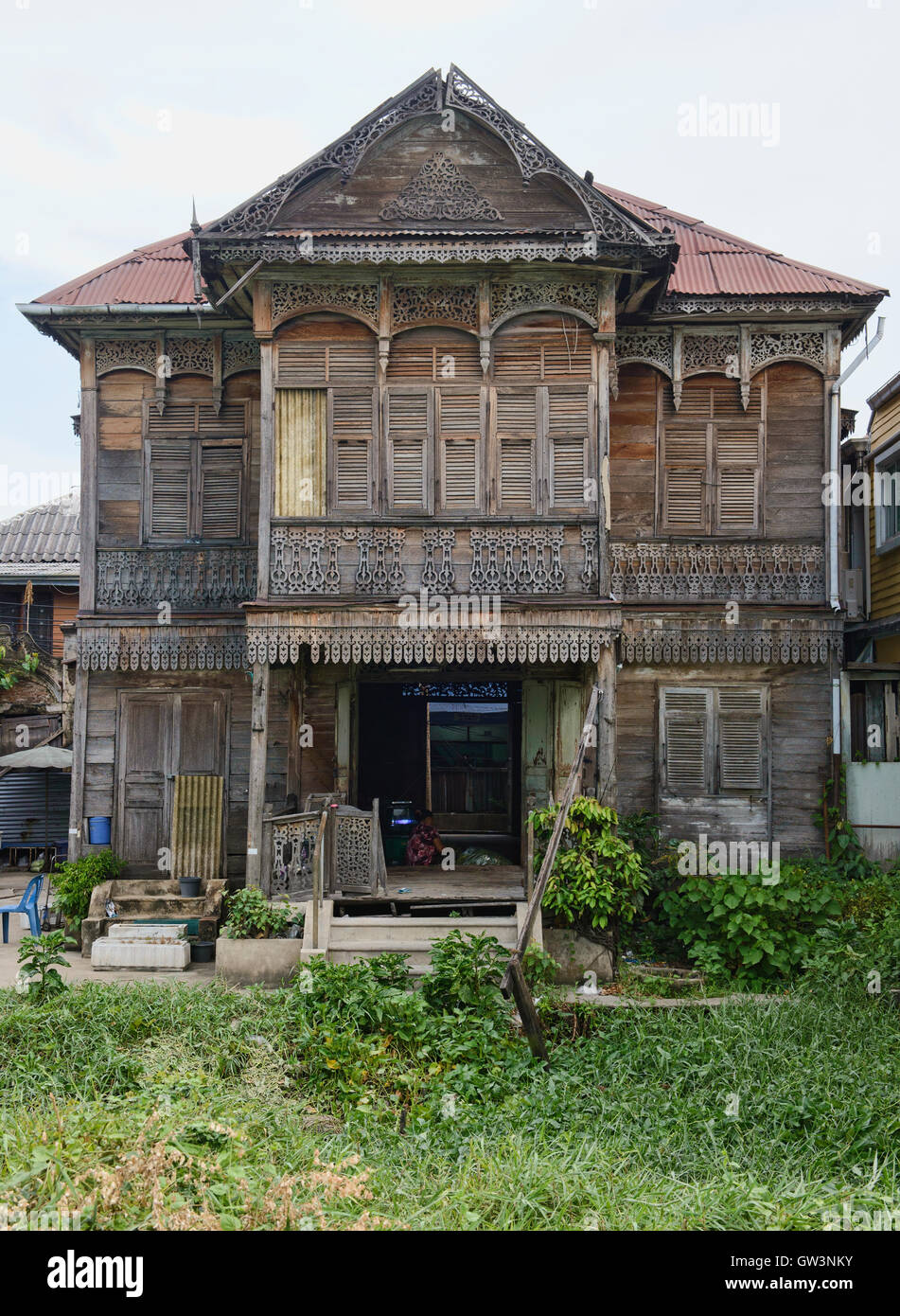 Antigua casa tradicional en Kudeejeen en Bangkok, Tailandia Foto de stock