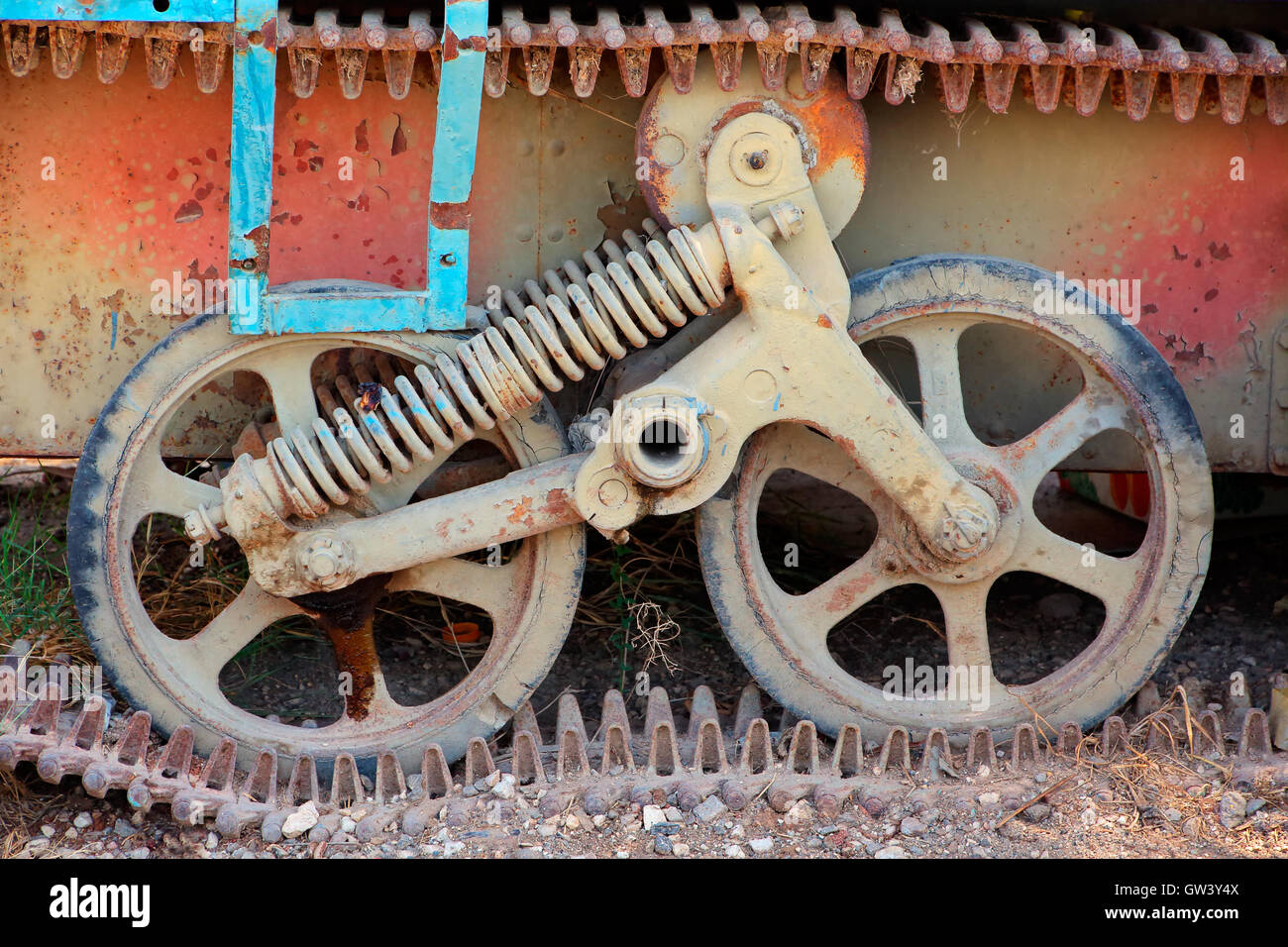 Vista cercana de las ruedas y la cadena de un oxidado viejo tanque militar Foto de stock
