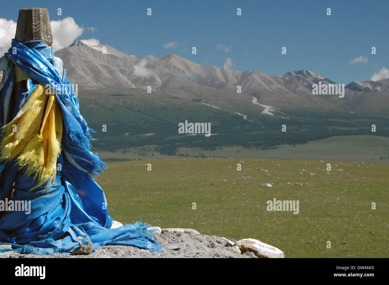 Banderas de oración enmarcar la Montañas Sayan, Mongolia Foto de stock