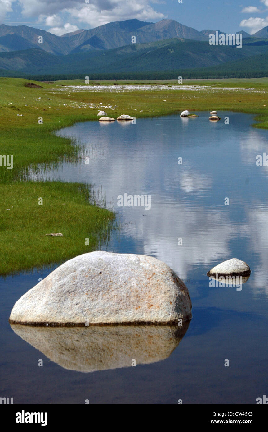 Reflexión Shoreline, Lago Khövsgöl, montañas Sayan, Mongolia Foto de stock