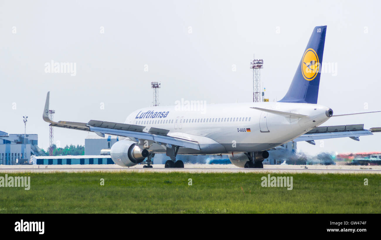 Airbus A320 de Lufthansa en el aeropuerto Foto de stock