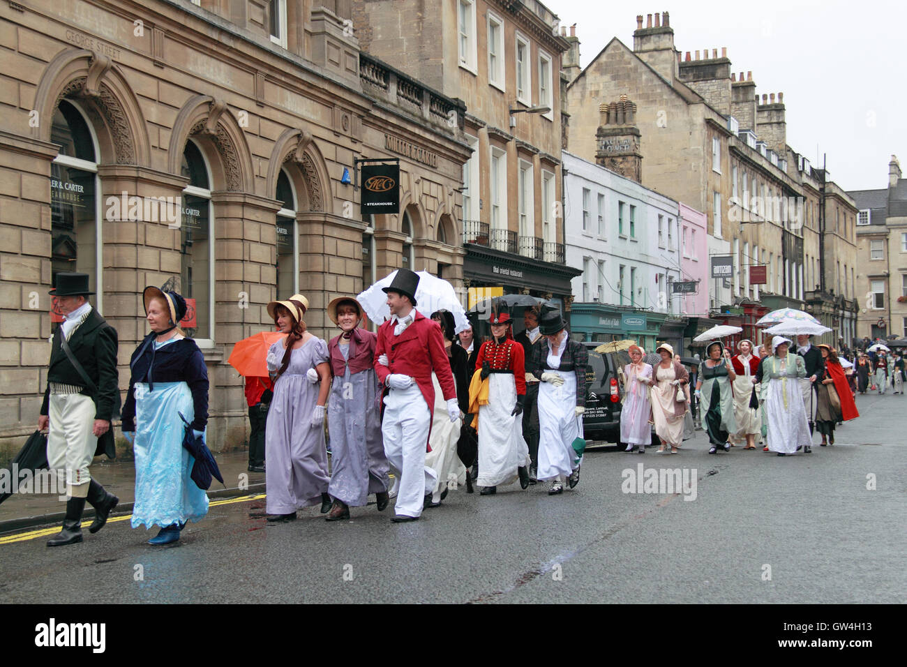 Jane Austen Festival. 9ª-18ª de septiembre de 2016. Bath, Somerset, Inglaterra, Reino Unido. La lluvia no pudieron aplacar los ánimos de los participantes en las murgas de Grand Regency Promenade, el sábado 10 de septiembre de 2016. Crédito: Ian Botella/Alamy Live News Foto de stock