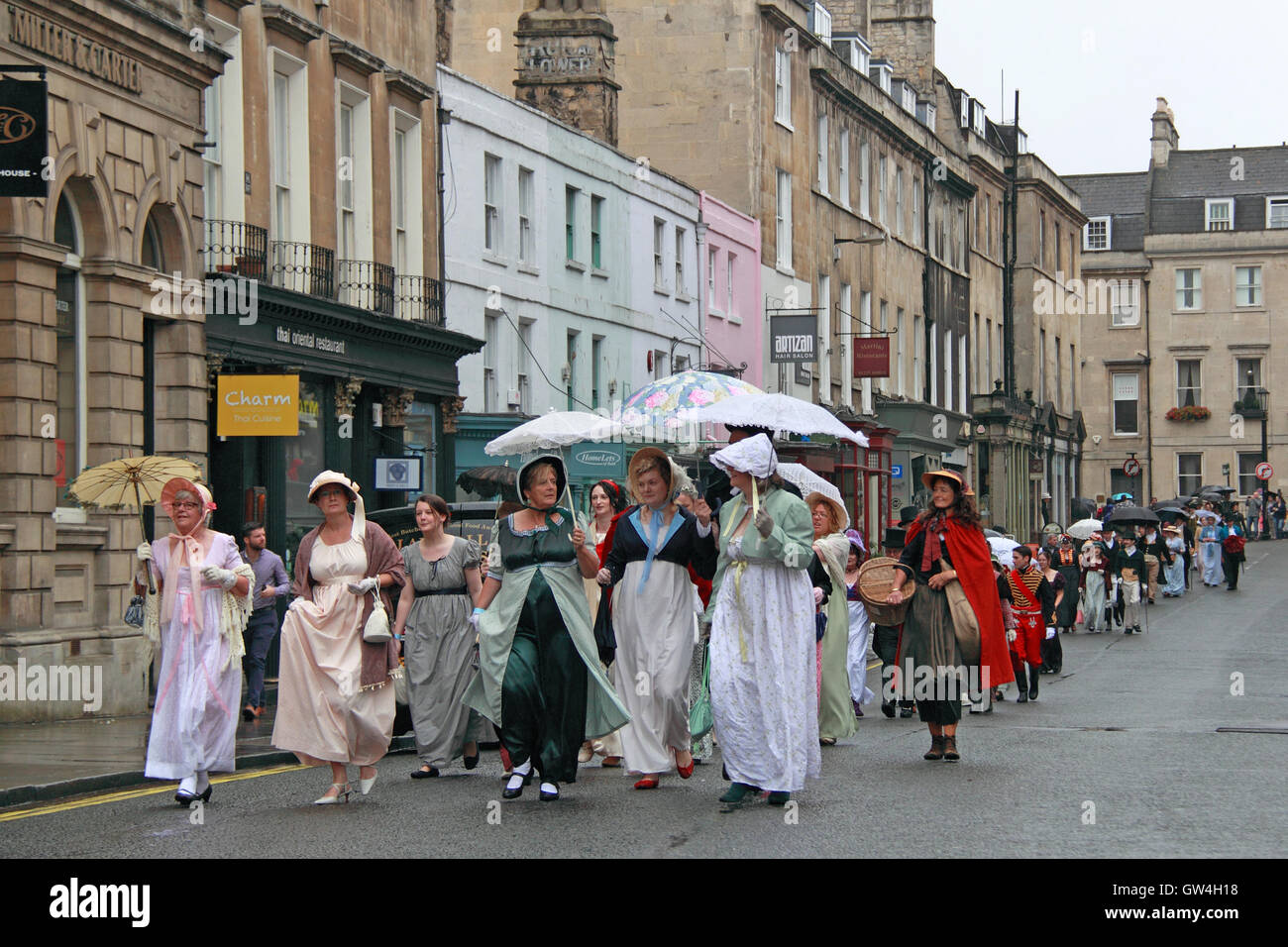 Jane Austen Festival. 9ª-18ª de septiembre de 2016. Bath, Somerset, Inglaterra, Reino Unido. La lluvia no pudieron aplacar los ánimos de los participantes en las murgas de Grand Regency Promenade, el sábado 10 de septiembre de 2016. Crédito: Ian Botella/Alamy Live News Foto de stock