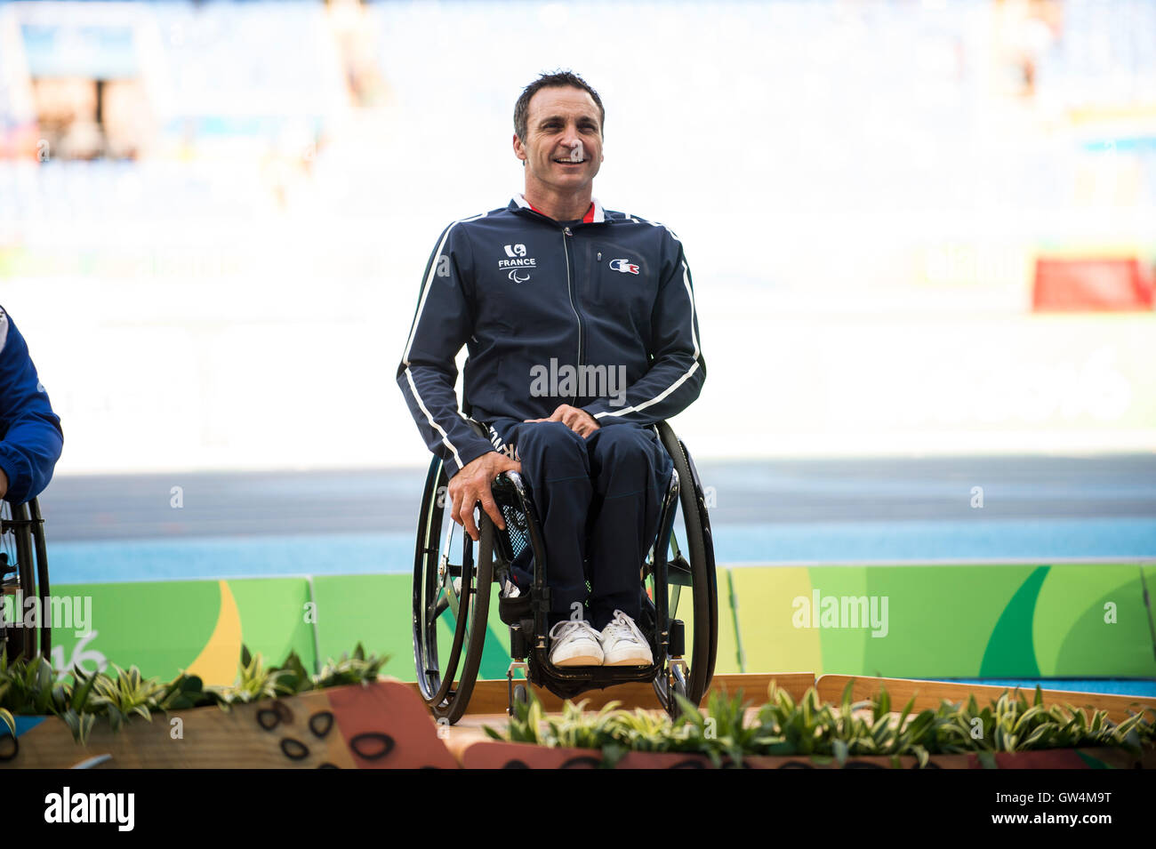 RIO DE JANEIRO, RJ - 11.09.2016: PARALIMPÍADA 2016 Atletismo - Pierre Fairbank (FRA) medalla de bronce en los 400m hombres's shal- w - T53 durante la Paralimpíada de Atletismo de 2016 celebrado en el Estadio Olímpico (Engenhão). (Foto:modo Pupo/FotoFotoarena) Foto de stock