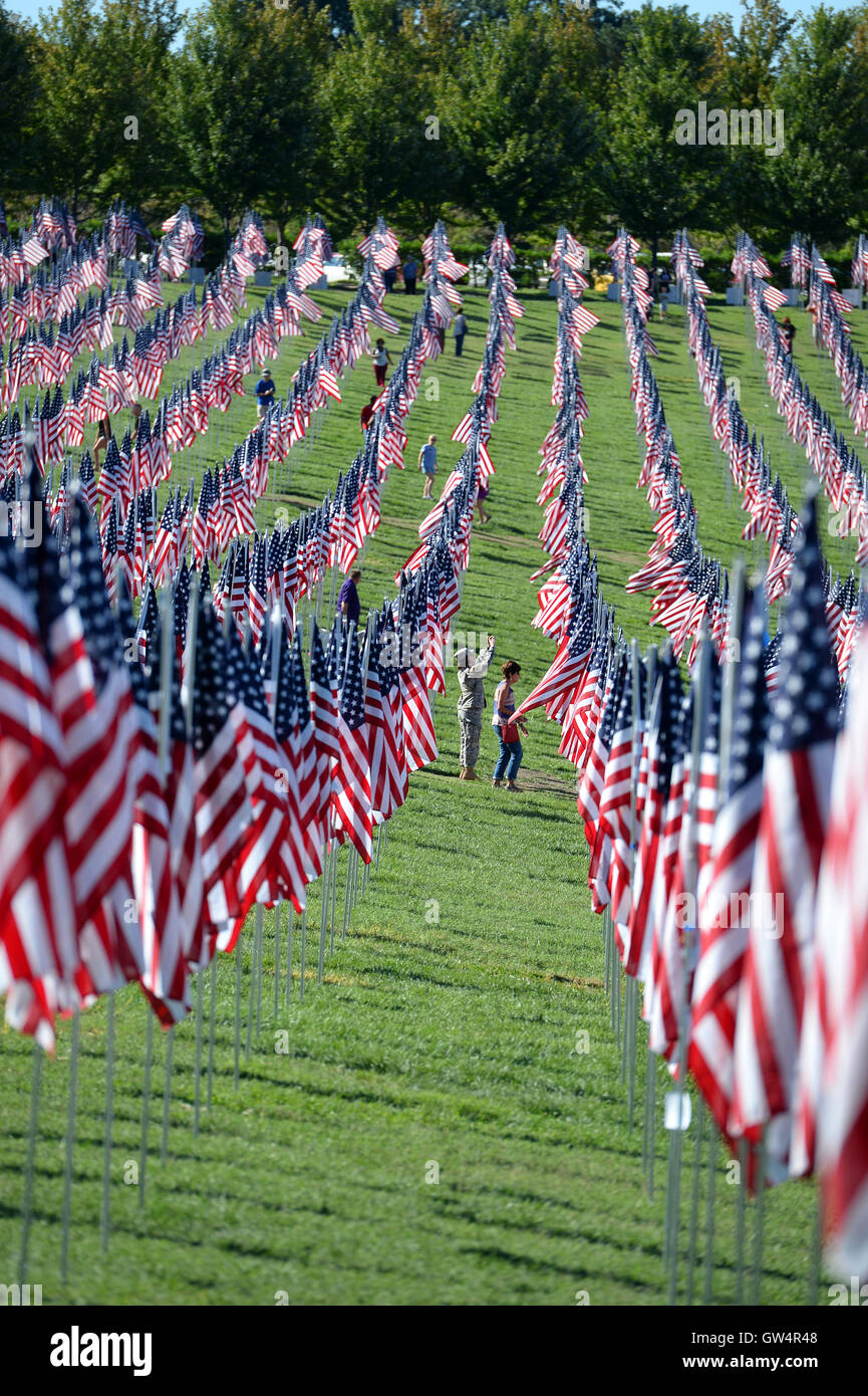 Saint Louis, MO - 11 de septiembre de 2016: Más de 7.000 marcas con nombre, foto y dog tag de soldado muerto defendiendo los Estados Unidos ola fuera del Museo de Arte de San Luis en San Luis, Misurí, Crédito: Gino's Premium Images/Alamy Live News Foto de stock