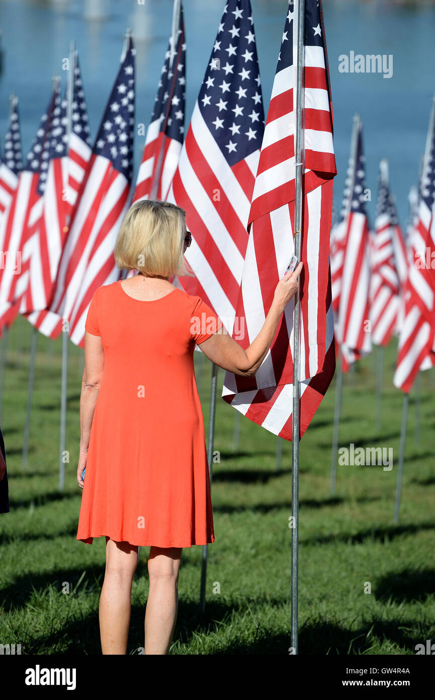 Saint Louis, MO - 11 de septiembre de 2016: Más de 7.000 marcas con nombre, foto y dog tag de soldado muerto defendiendo los Estados Unidos ola fuera del Museo de Arte de San Luis en San Luis, Misurí, Crédito: Gino's Premium Images/Alamy Live News Foto de stock