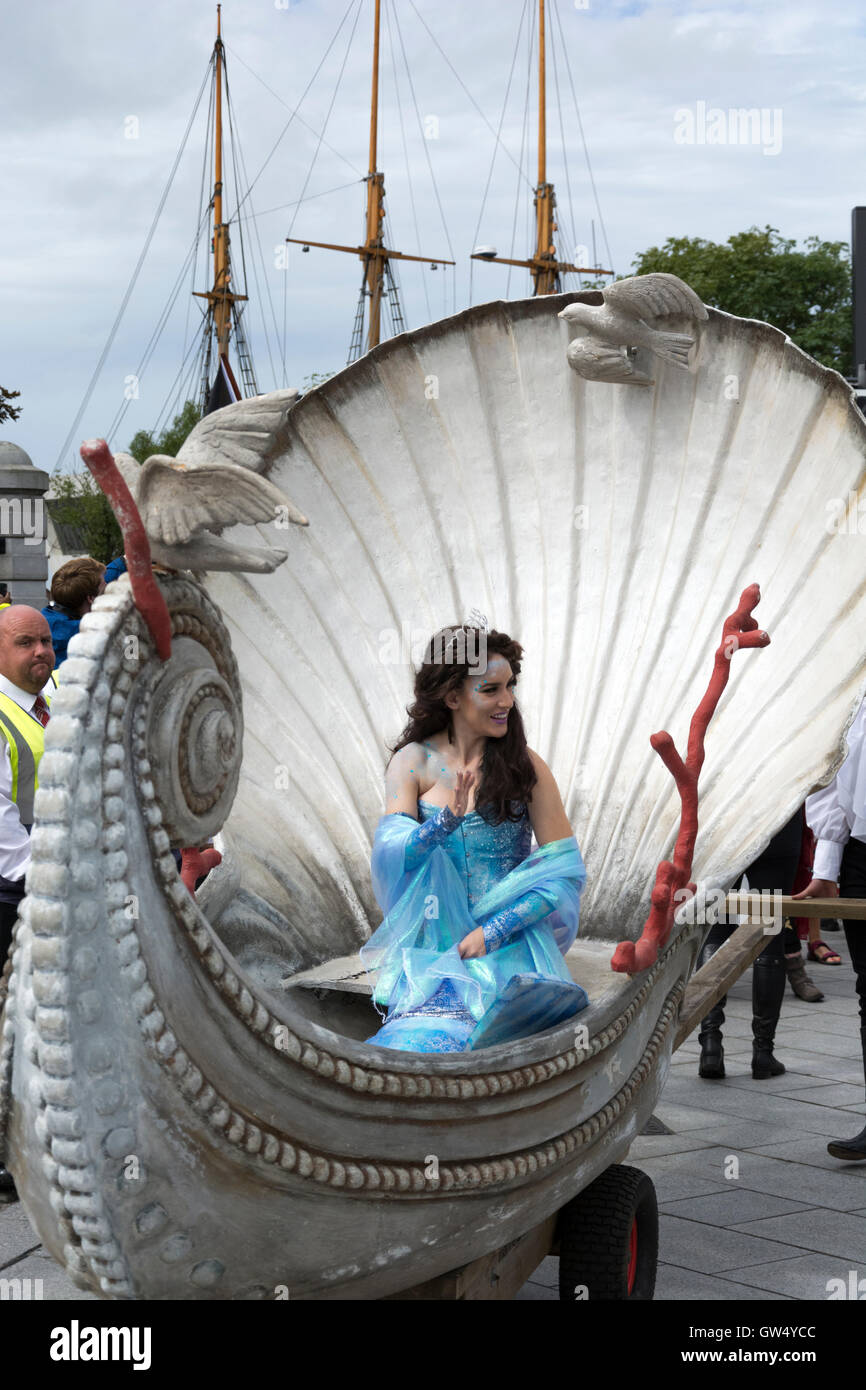 Disfraz de sirena fotografías e imágenes de alta resolución - Página 12 -  Alamy