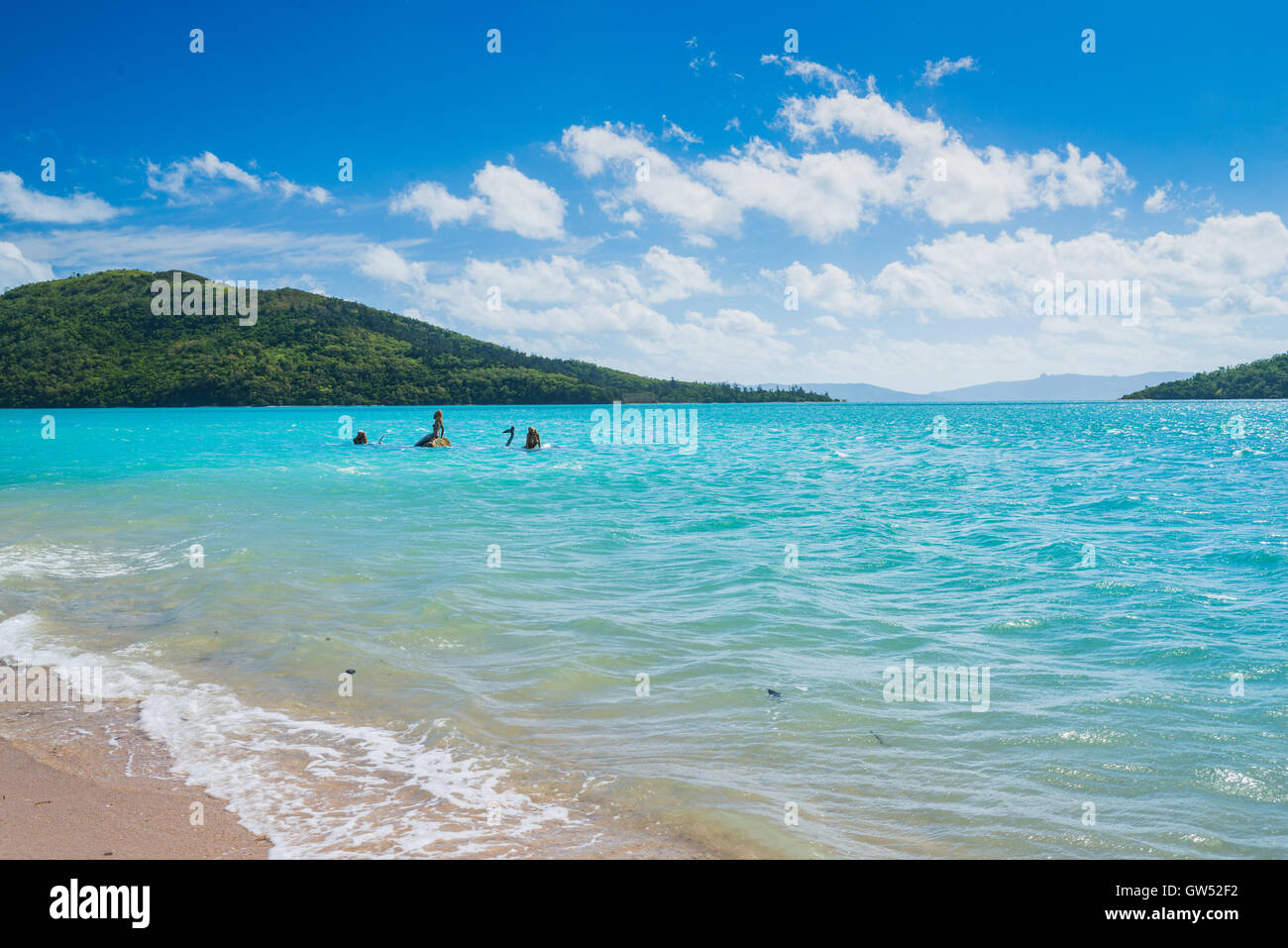 Estatuas de sirena descontrol en el agua frente a la playa en Daydream Island Foto de stock