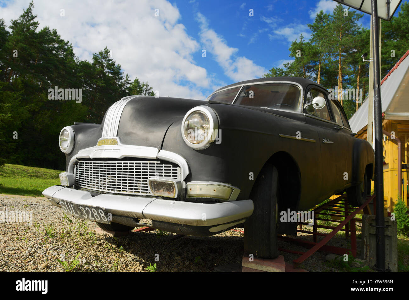 Amplio ángulo de vista frontal desde abajo del clásico negro 1950 Pontiac Cacique coche sedán de cuatro puertas. Rajgrod, Polonia. Foto de stock