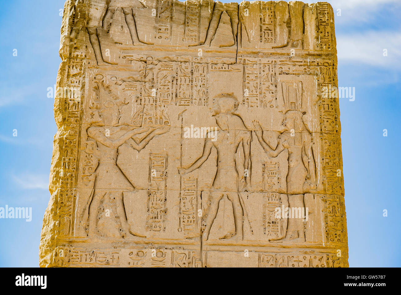 Patrimonio Mundial de la UNESCO, de Tebas en Egipto, Deir el Chelwit, el templo de Isis, período Ptolemaico y romano. Una puerta monumental. Foto de stock