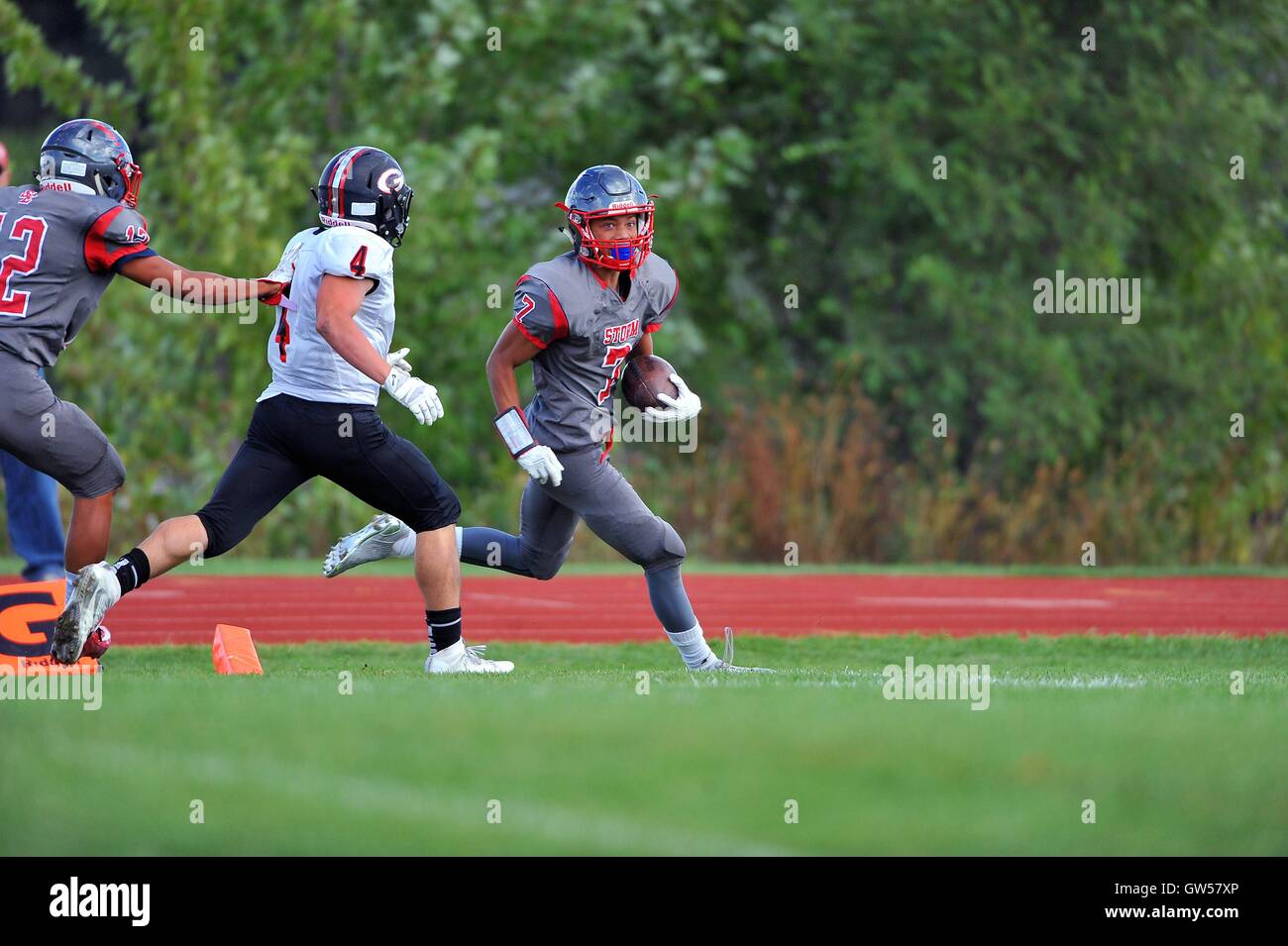 Una escuela secundaria posterior defensiva cruzando la línea de gol a pagar la suciedad después de un retorno de intercepción para un touchdown. Ee.Uu.. Foto de stock