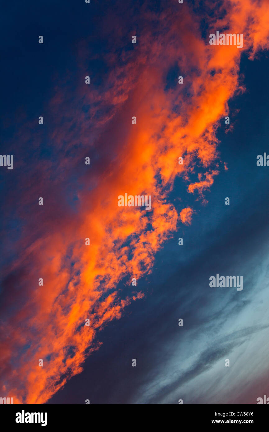 Resumen vibrante nubes al atardecer Foto de stock
