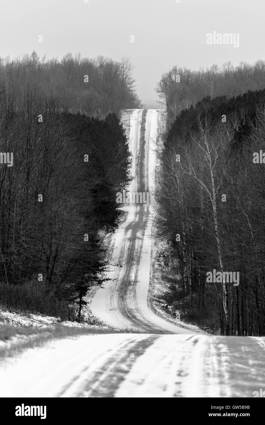 Cubiertas de nieve y empinadas Shady Lane Road en Wisconsin. Foto de stock