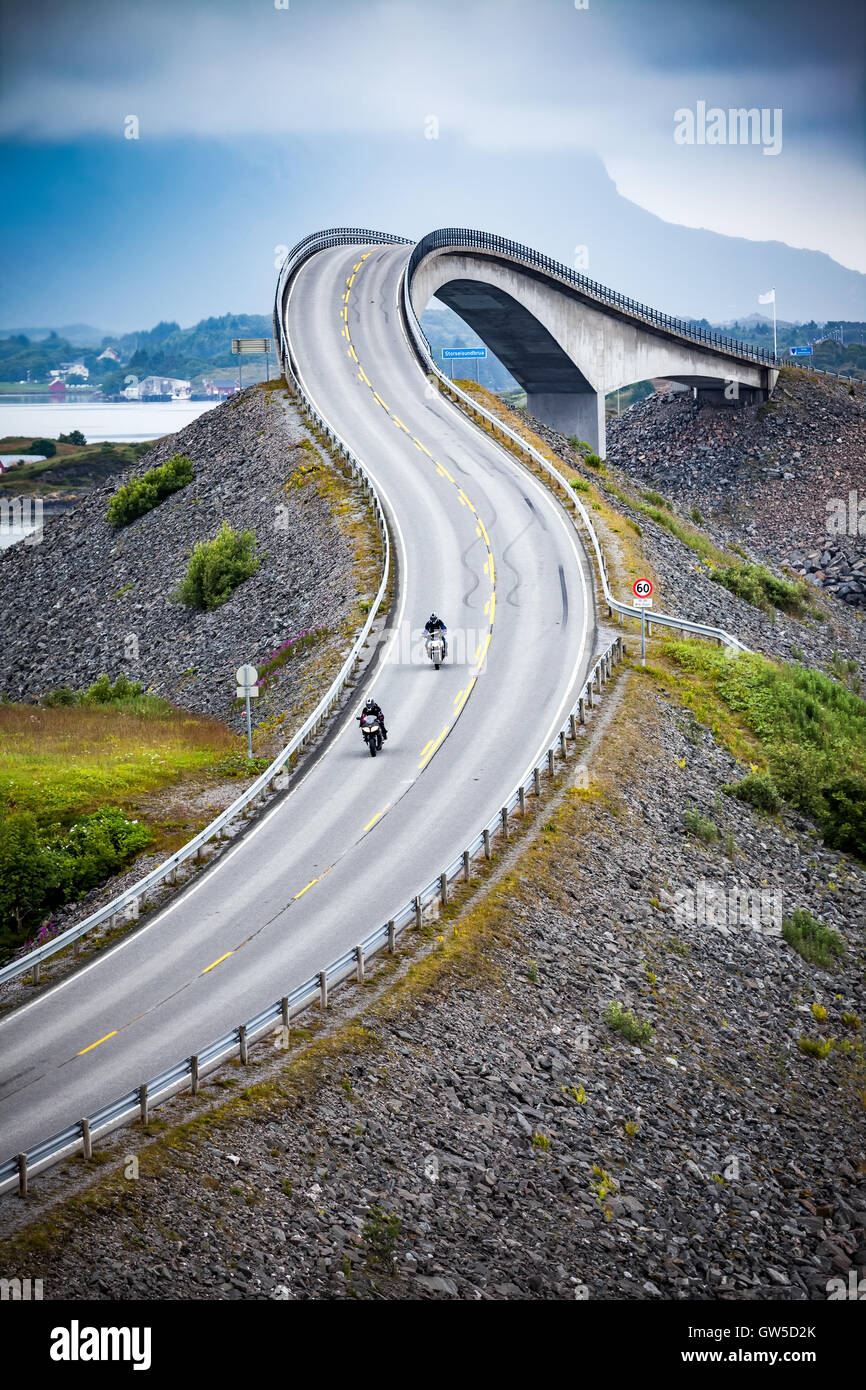 Dos ciclistas en las motocicletas. Carretera del Océano Atlántico o la Carretera del Atlántico (Atlanterhavsveien) ha concedido el título de "Contras noruego Foto de stock