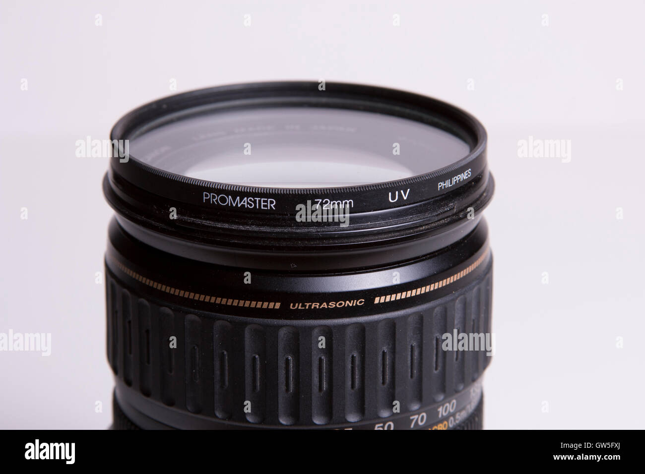 Lente de zoom de 28-135 mm de Canon con Promaster filtro UV Fotografía de  stock - Alamy