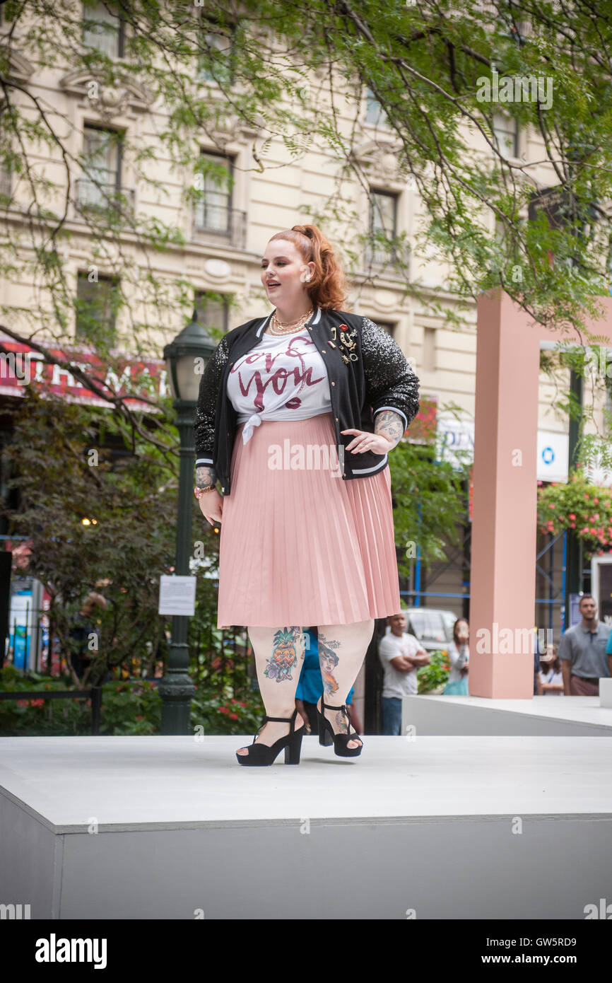 JCPenney presenta un desfile de modas de ropa para mujer de tamaño plus  creado por el diseñador Ashley Nell Tipton en Greeley Square en Nueva York  el martes, 6 de septiembre de