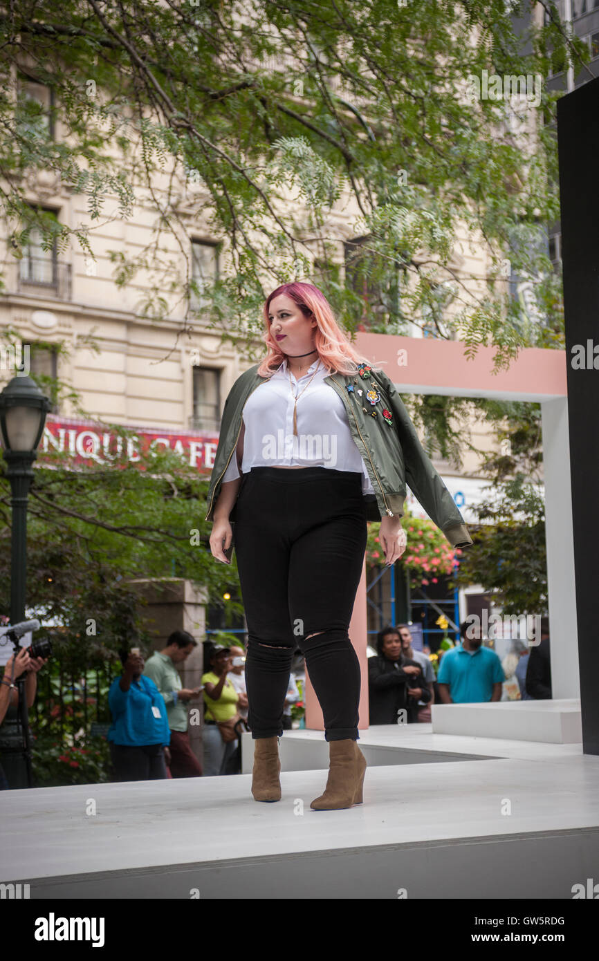 JCPenney presenta un desfile de modas de ropa para mujer de tamaño plus  creado por el diseñador Ashley Nell Tipton en Greeley Square en Nueva York  el martes, 6 de septiembre de