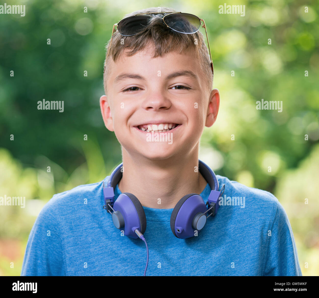 Jovencito con auriculares Foto de stock